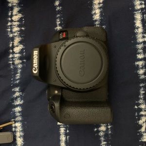 Canon T7I Camera